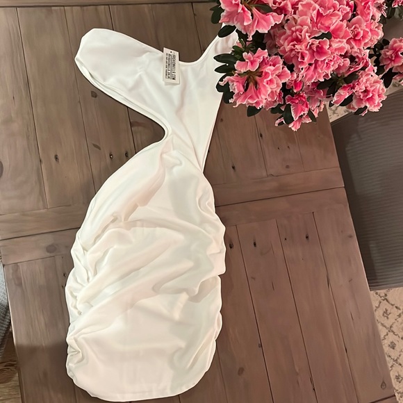 Fashionkilla going out one shoulder cutout
ruched mini dress in white. BNWT. - Picture 3 of 3